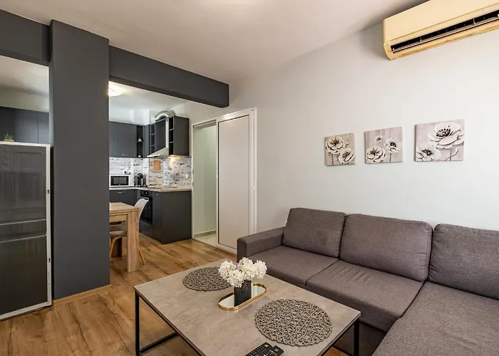 Karavelov Center * וארנה