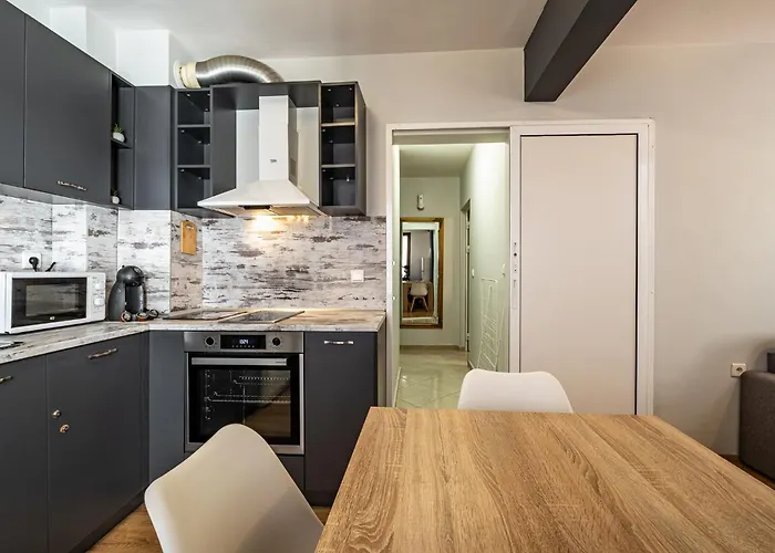 Karavelov Center * וארנה